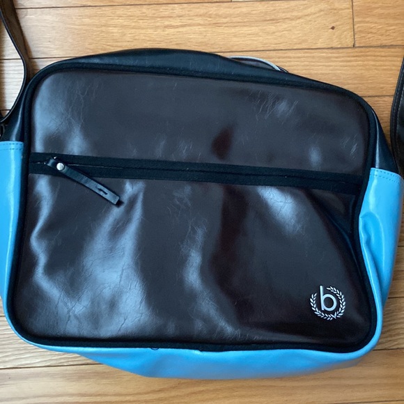 Faux leather Bugatti cross body bag with multiple compartments - Picture 3 of 4